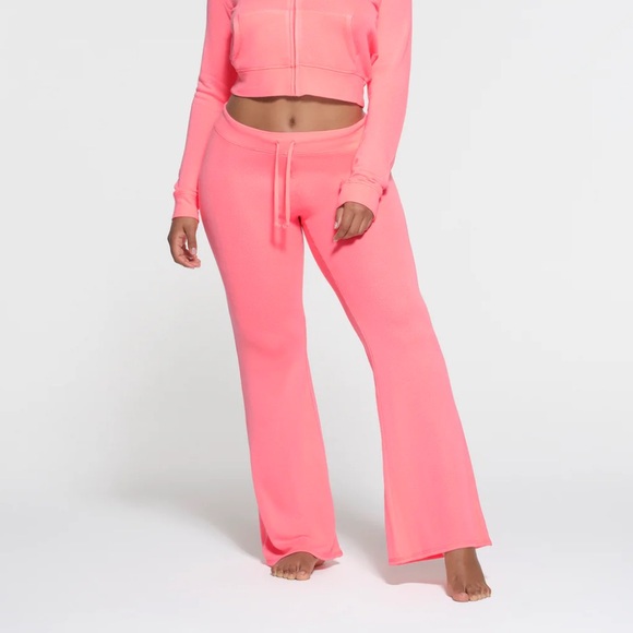 SKIMS Pants - Skims MODAL FRENCH
TERRY FLARE PANT |
CORAL × 1
CORAL / S